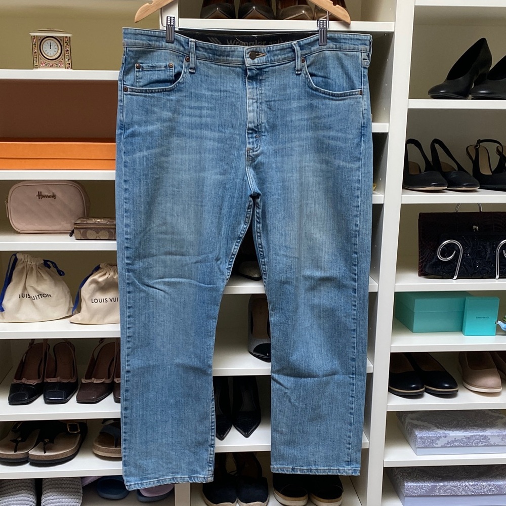 Wrangler Men's Relaxed Fit Blue Jeans. Comfort Waist. 38x29.  EUC.